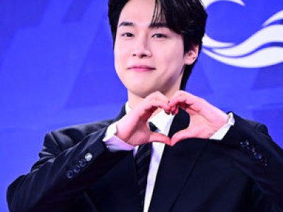 강유석 프로야구 시구로 야구장에 등장