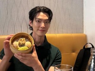 김우빈 밀라노에서 훈남 몸매 뽐내며 화제