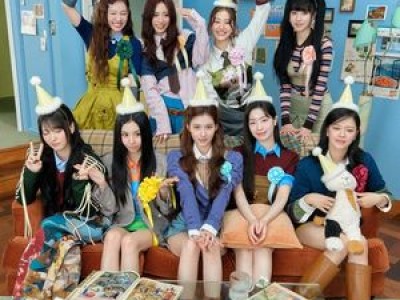 트와이스 데뷔 10주년 앨범 발매 소식에 팬들 반응 뜨거움