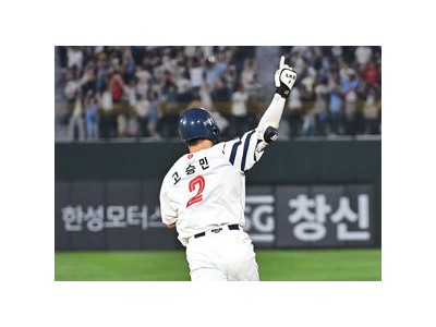 롯데 타자 8회 투런 홈런 치고도 연장전에서 빼는 거 왜?